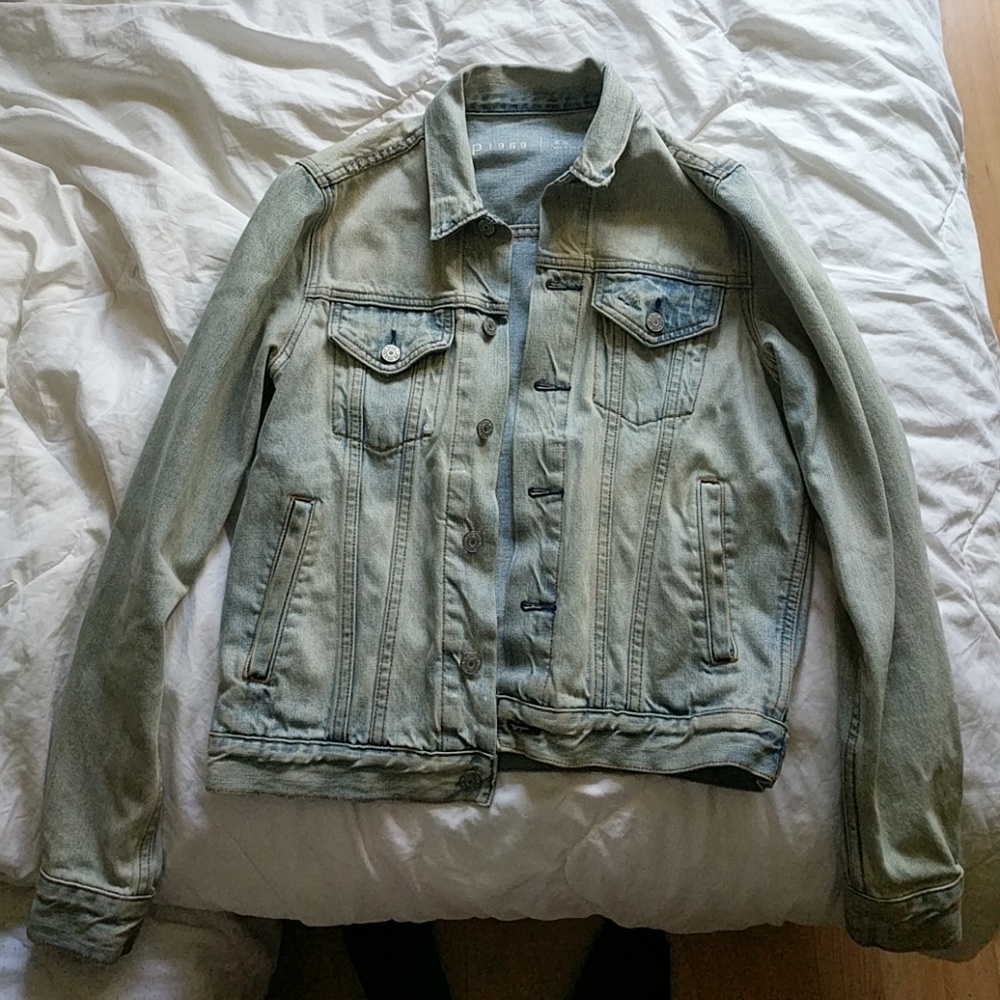 Light Washed Gap Denim Jacket (Men's XS)
